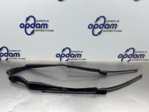 Ruitenwisserarm voor-8282203