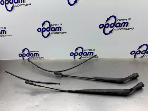 Ruitenwisserarm voor-8338522