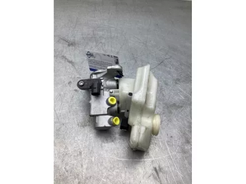 Hoofdremcilinder-8241374